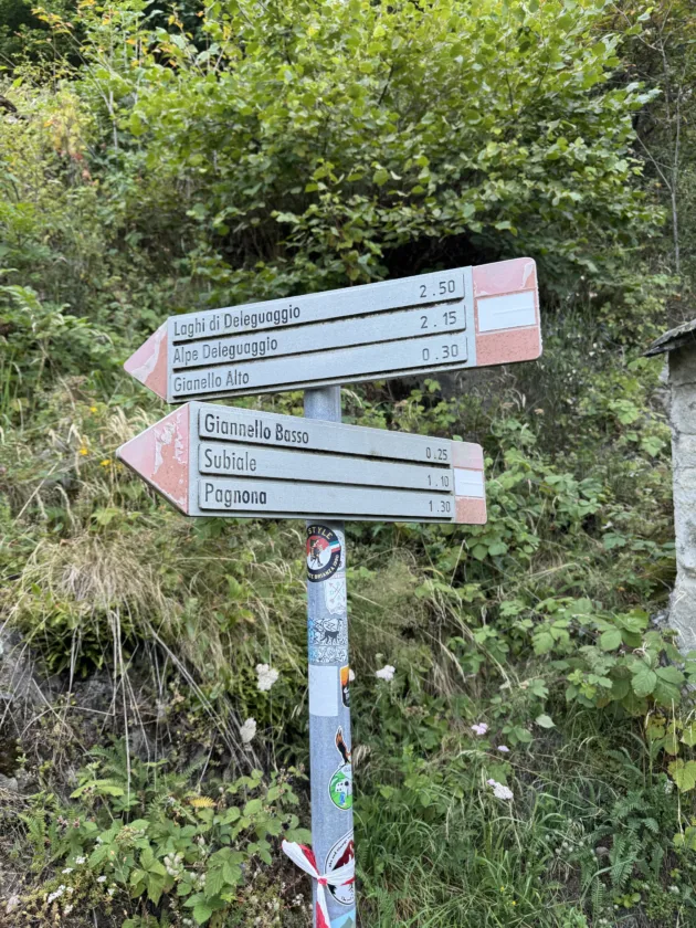 Passeggiata estiva all’Alpe Deleguaggio: ombra, panorama e tradizione 13 Cartello che ci dice la fatica da fare per arrivare all'alpeggio