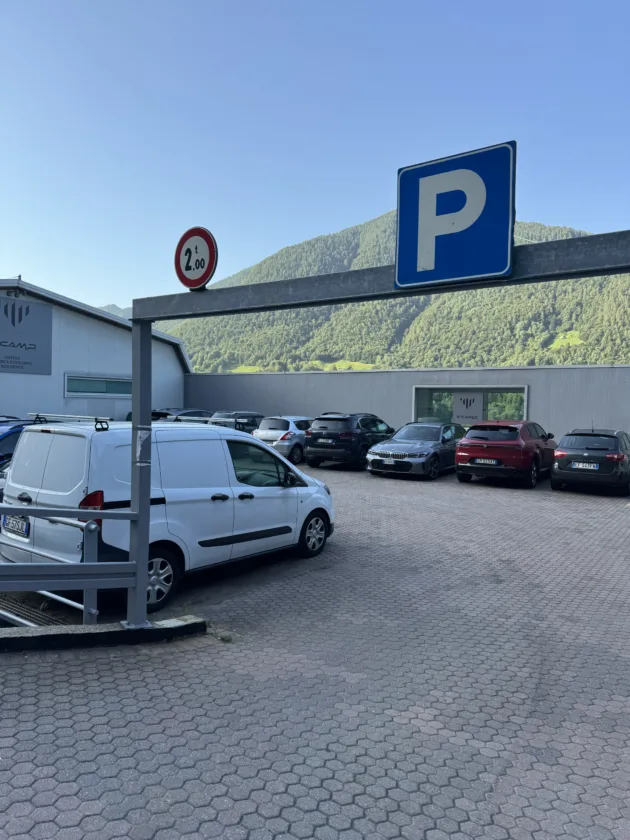Passeggiata estiva all’Alpe Deleguaggio: ombra, panorama e tradizione 3 Parcheggio libero a Premana nei pressi della CAMP