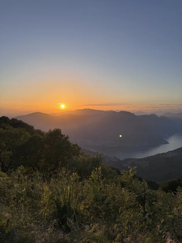 Escursione Monte Bolettone dall'alpe del Vicerè: guida al trekking panoramico e aperitivo al Tramonto 6 tramonti dal monte bolettone 1