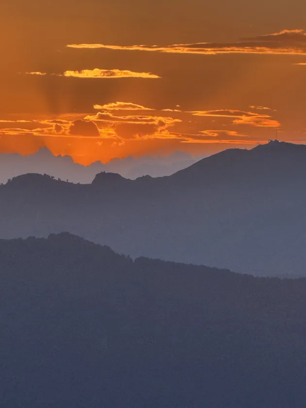 Escursione Monte Bolettone dall'alpe del Vicerè: guida al trekking panoramico e aperitivo al Tramonto 5 tramonto al monte bolettone 1
