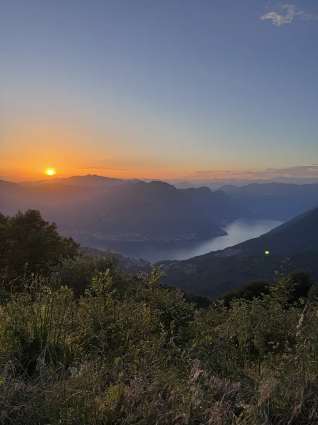 Escursione Monte Bolettone dall'alpe del Vicerè: guida al trekking panoramico e aperitivo al Tramonto 4 tramonto con vista lago dal monte bolettone 1
