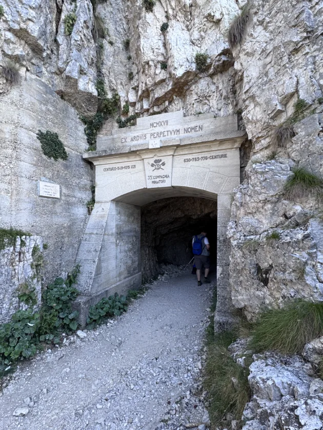 La Strada delle 52 Gallerie del Pasubio: guida al trekking più spettacolare delle Piccole Dolomiti52 Gallerie del Pasubio: trekking nelle Piccole Dolomiti 4 Ingresso Strada delle 52 Gallerie del Pasubio