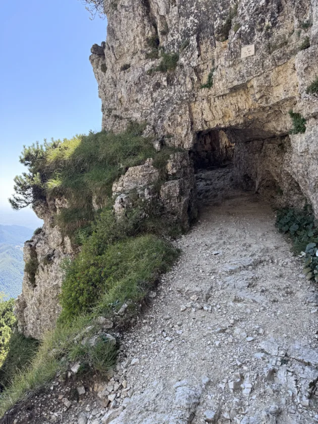 La Strada delle 52 Gallerie del Pasubio: guida al trekking più spettacolare delle Piccole Dolomiti52 Gallerie del Pasubio: trekking nelle Piccole Dolomiti 16 Percorso delle 52 Gallerie del Pasubio