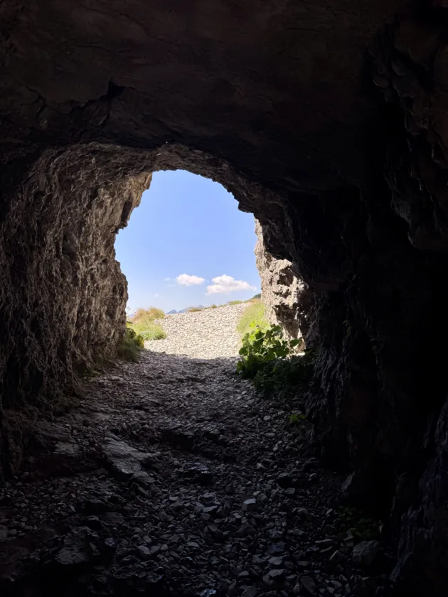 La Strada delle 52 Gallerie del Pasubio: guida al trekking più spettacolare delle Piccole Dolomiti52 Gallerie del Pasubio: trekking nelle Piccole Dolomiti 3 Uscita da una delle 52 Gallerie del Pasubio