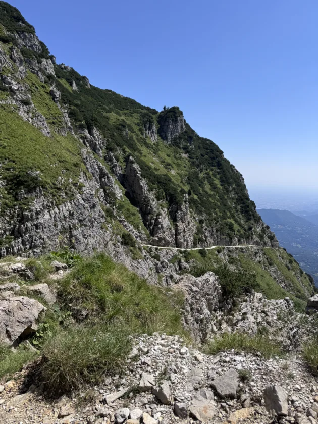 La Strada delle 52 Gallerie del Pasubio: guida al trekking più spettacolare delle Piccole Dolomiti52 Gallerie del Pasubio: trekking nelle Piccole Dolomiti 12 Vista del sentiero delle 52 Gallerie dopo la salita