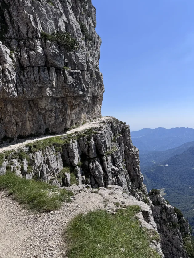 La Strada delle 52 Gallerie del Pasubio: guida al trekking più spettacolare delle Piccole Dolomiti52 Gallerie del Pasubio: trekking nelle Piccole Dolomiti 20 Punto esposto verso l'ultima galleria