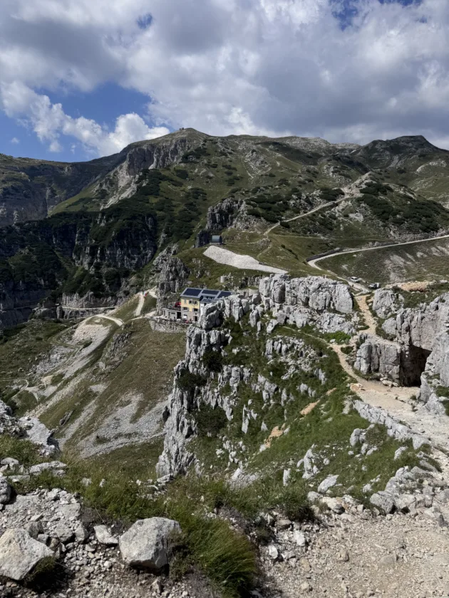 La Strada delle 52 Gallerie del Pasubio: guida al trekking più spettacolare delle Piccole Dolomiti52 Gallerie del Pasubio: trekking nelle Piccole Dolomiti 21 Sentiero verso il Rifugio Papa alla fine delle 52 Gallerie